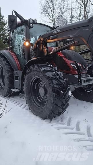 Valtra G135A Traktori