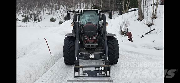 Valtra N134D Traktori