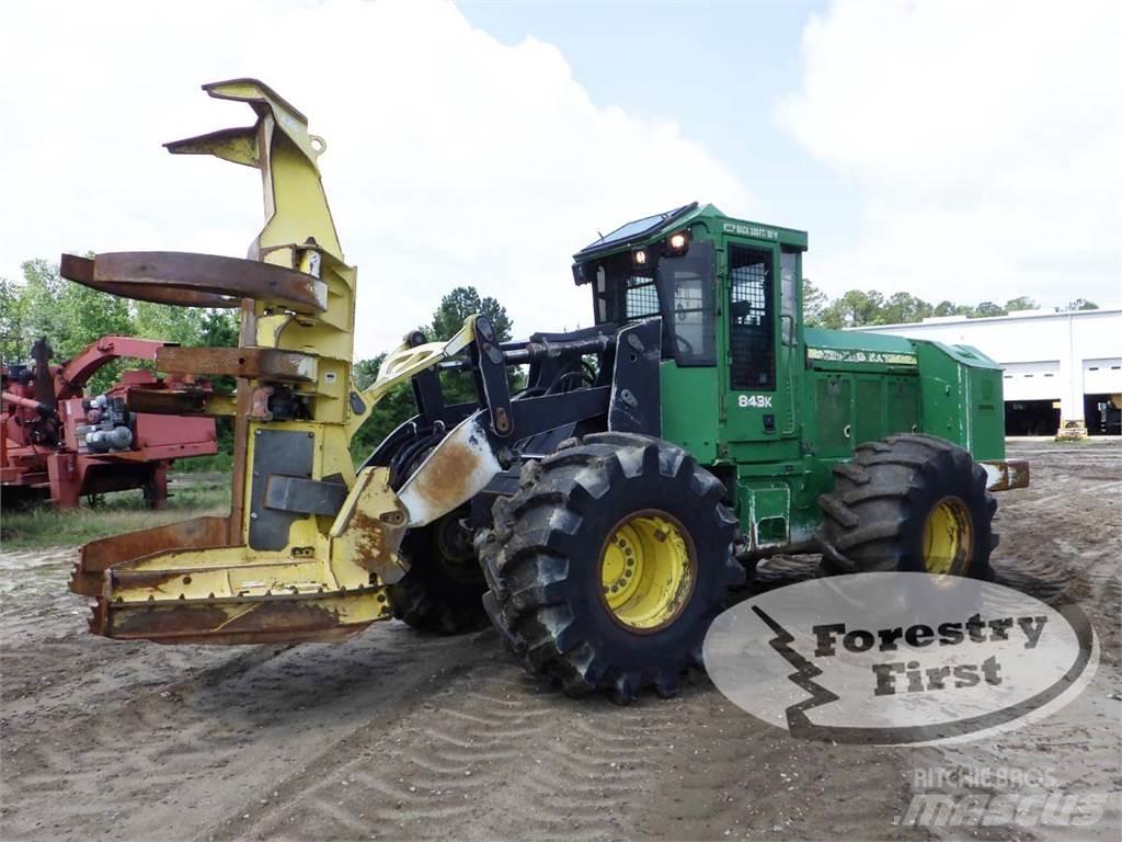 John Deere 843K Zaru savācēji