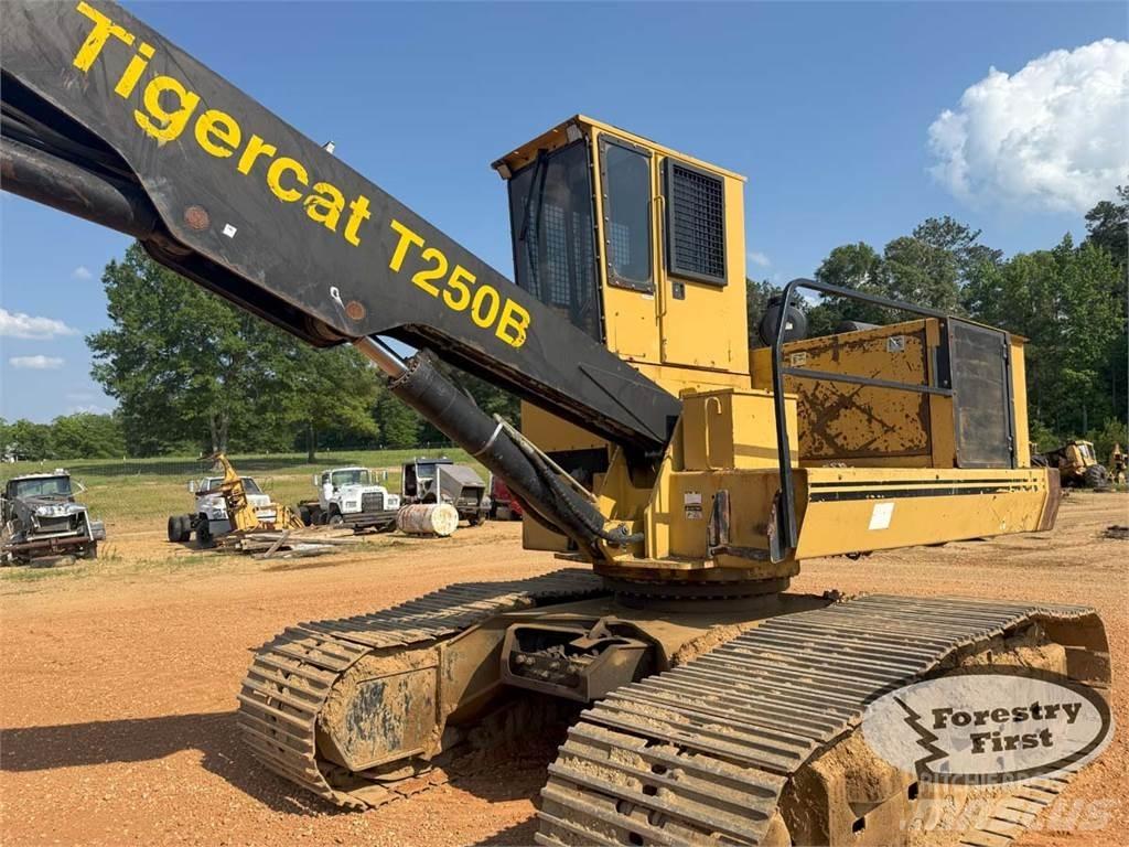 Tigercat T250B Baļķu iekrāvēji