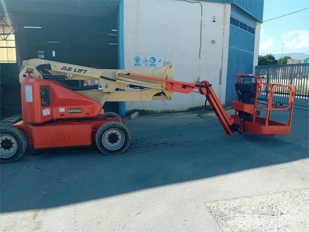 JLG E450AJ Strēles pacēlāji
