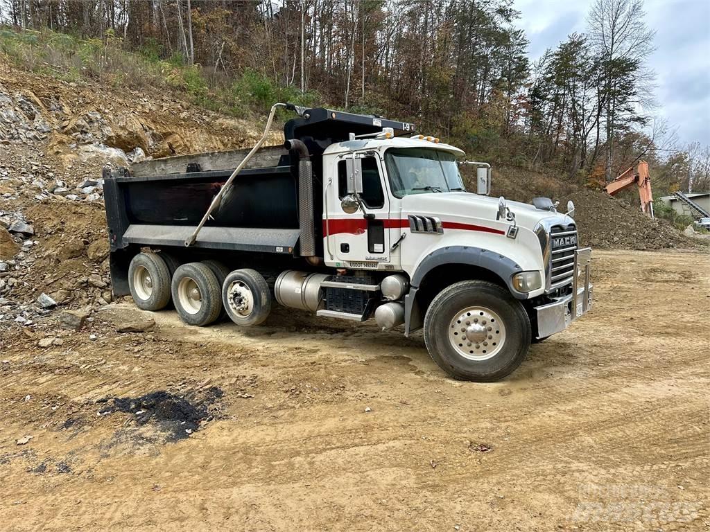 Mack GU713 Pašizgāzējs