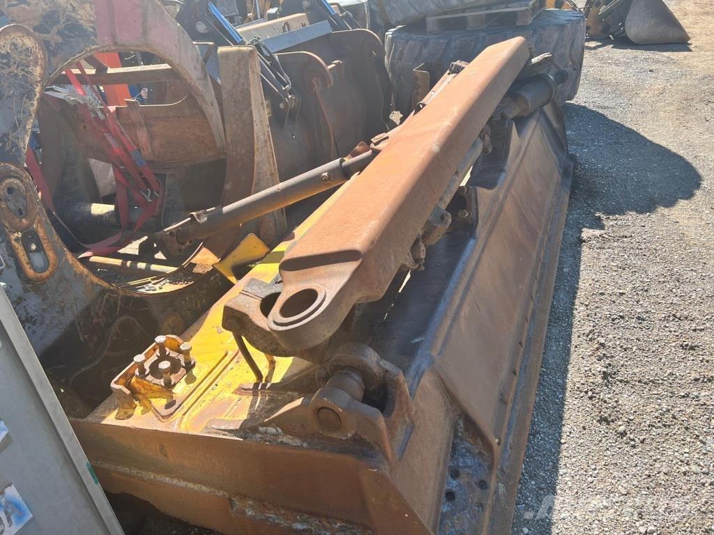 Komatsu D 65 EX-15 Kāpurķēžu buldozeri