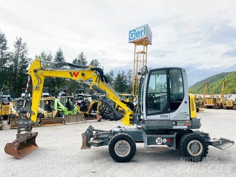 Neuson EW65 Ekskavatori uz riteņiem