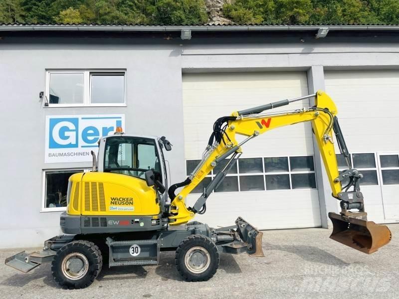 Neuson EW65 Ekskavatori uz riteņiem