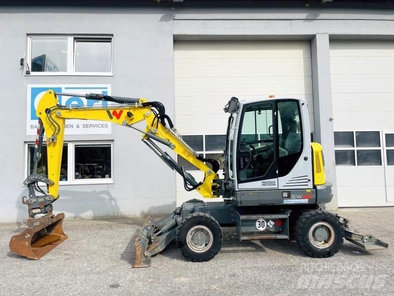 Neuson EW65 Ekskavatori uz riteņiem