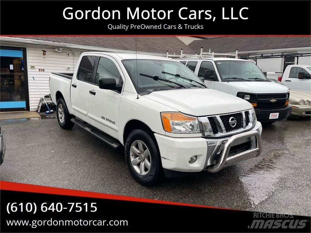 Nissan Titan Vieglais kravas automobilis/izkraušana no sāniem