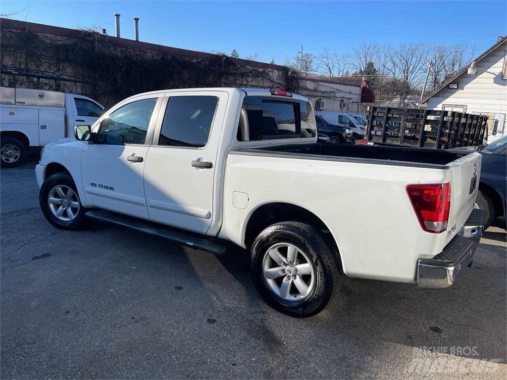 Nissan Titan Vieglais kravas automobilis/izkraušana no sāniem