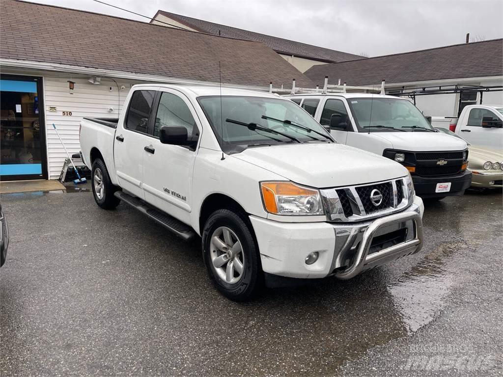 Nissan Titan Vieglais kravas automobilis/izkraušana no sāniem