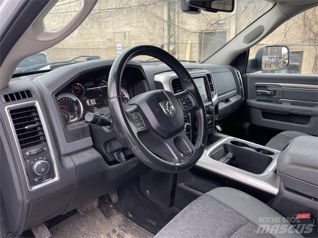 RAM 1500 Vieglais kravas automobilis/izkraušana no sāniem