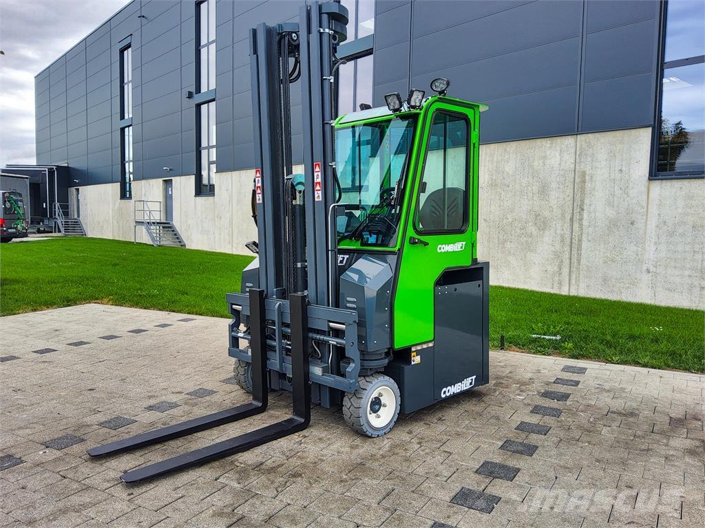 Combilift CBE 3000 Četru virzienu krāvēji