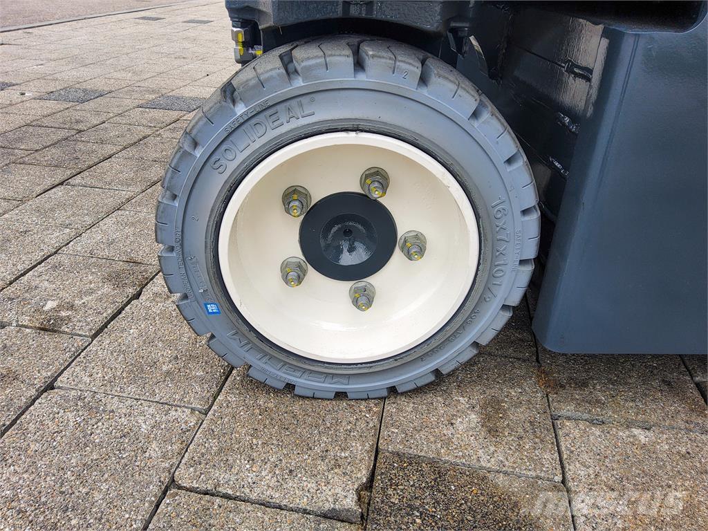 Combilift CBE 3000 Četru virzienu krāvēji