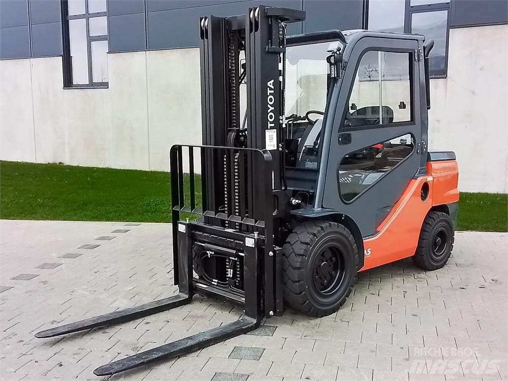 Toyota 52-8FDJF35 Tehnika ar dīzeļa dzinēju