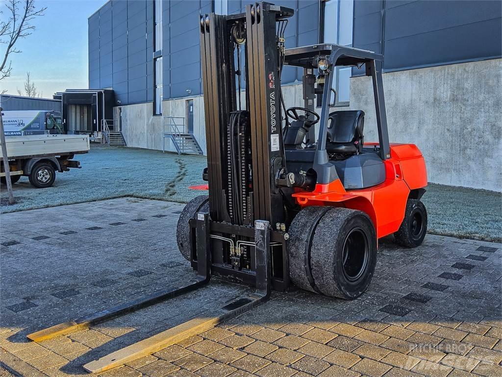 Toyota 7 FDU 45 Tehnika ar dīzeļa dzinēju