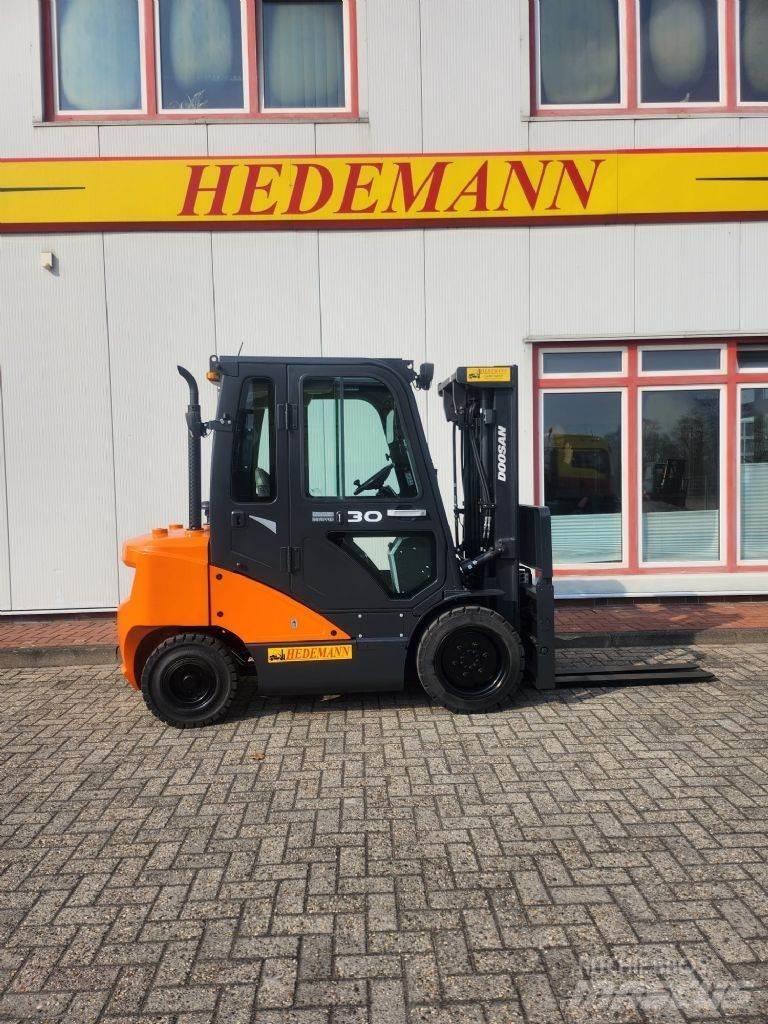 Doosan D30S-7 Tehnika ar dīzeļa dzinēju
