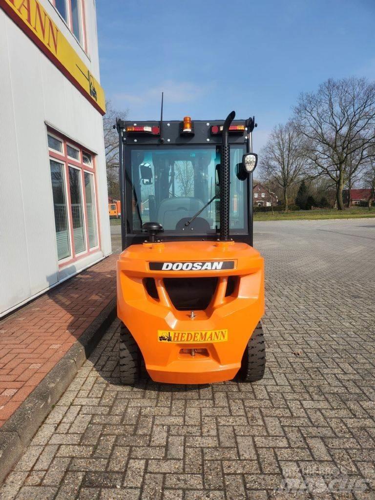 Doosan D30S-7 Tehnika ar dīzeļa dzinēju