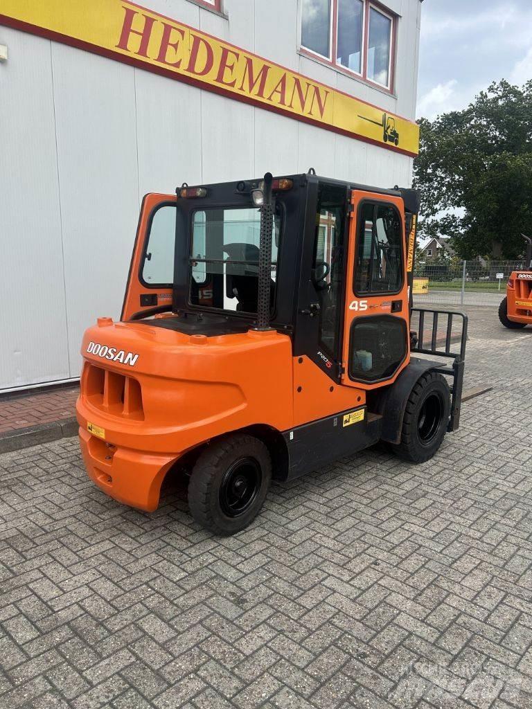 Doosan D45SC-5 Tehnika ar dīzeļa dzinēju