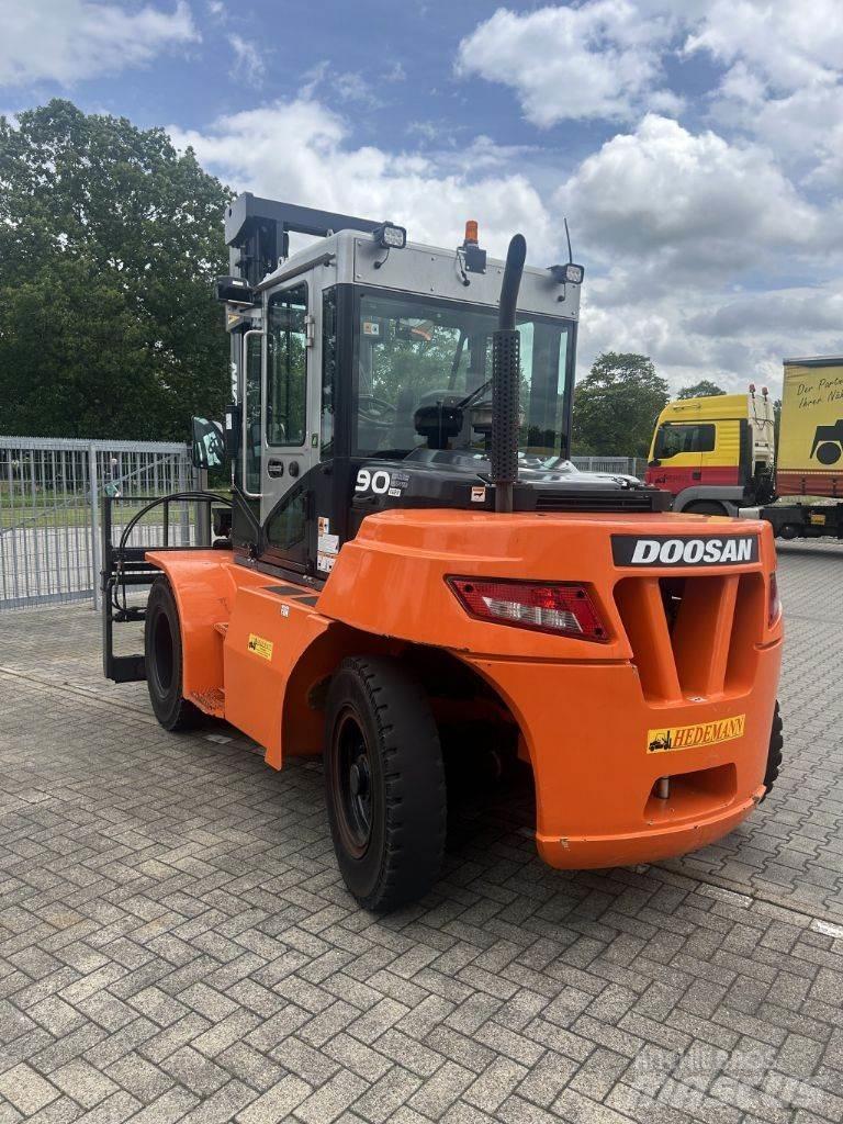 Doosan D90S-7 Tehnika ar dīzeļa dzinēju