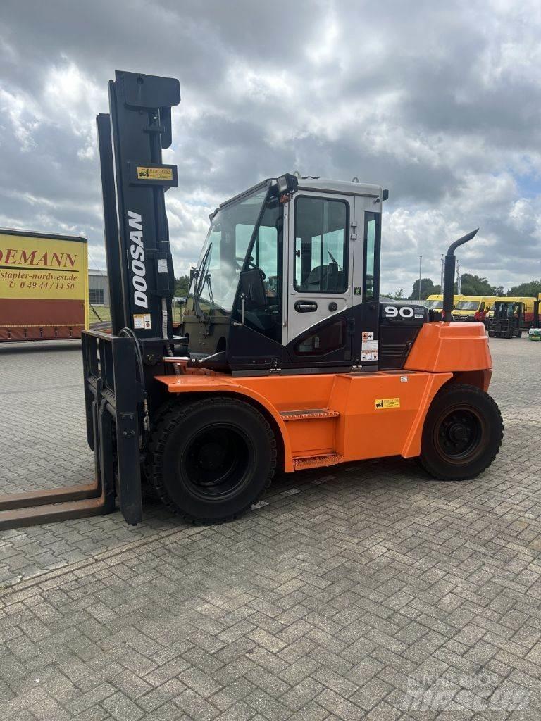 Doosan D90S-7 Tehnika ar dīzeļa dzinēju