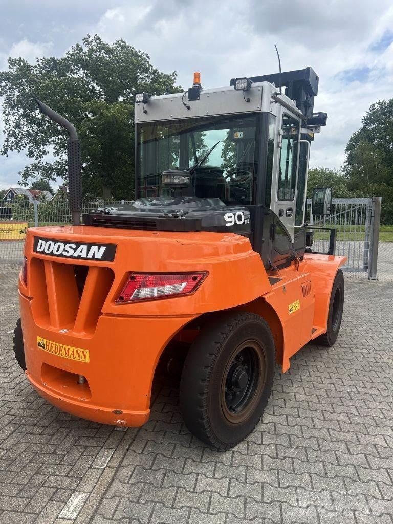 Doosan D90S-7 Tehnika ar dīzeļa dzinēju