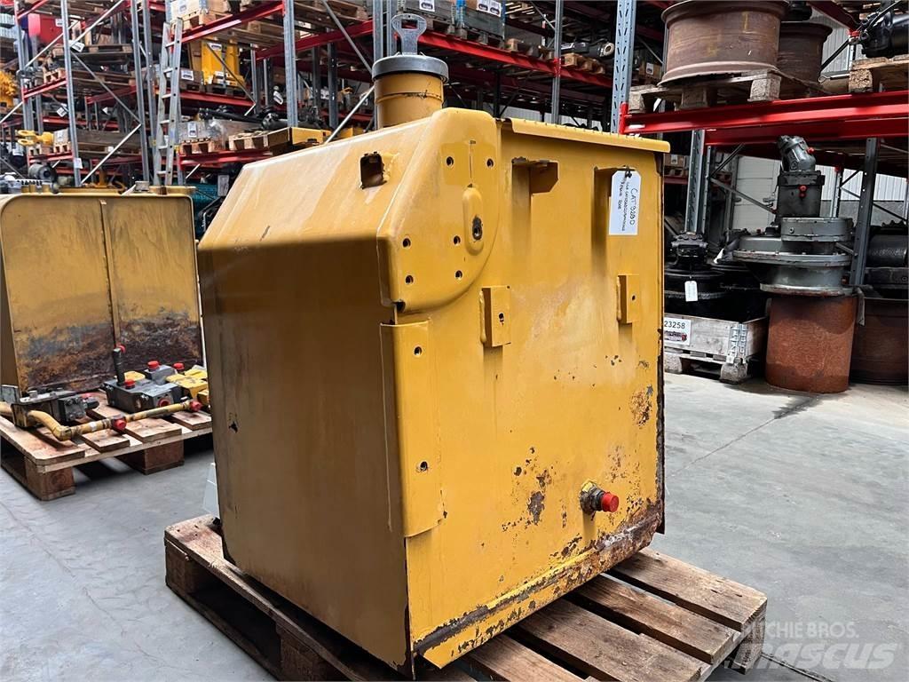 CAT 323D brændstoftank Citas sastāvdaļas