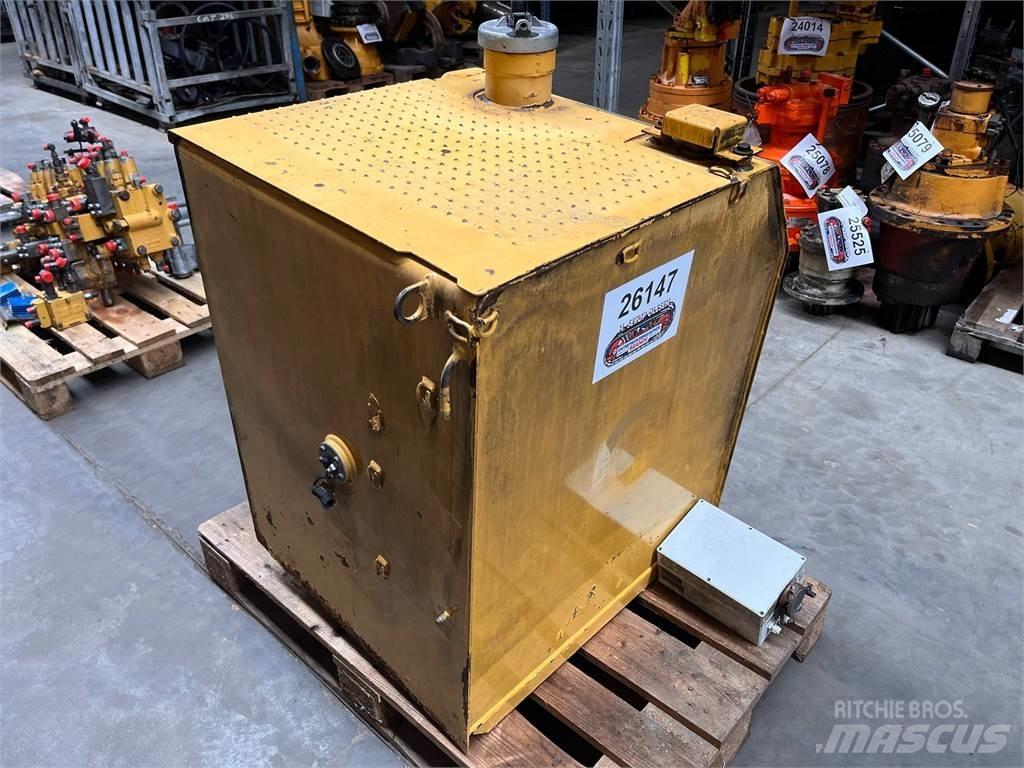 CAT 323D brændstoftank Citas sastāvdaļas