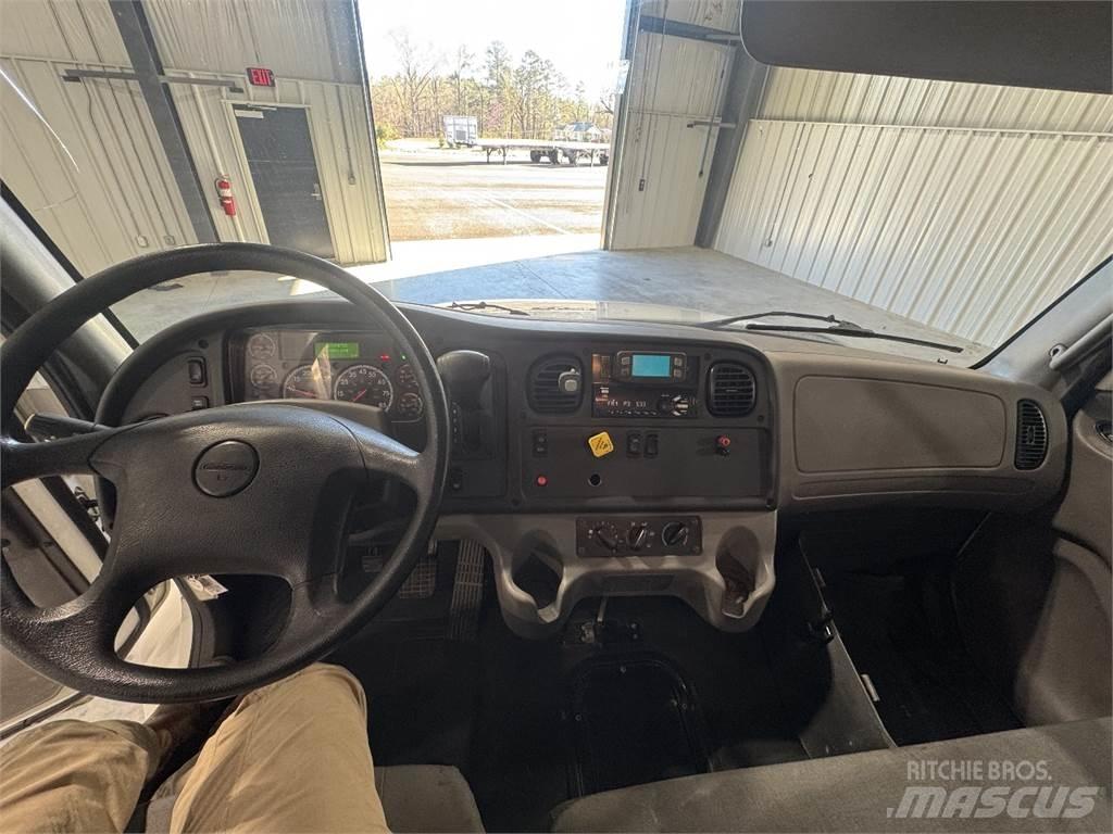 Freightliner M2 Furgons