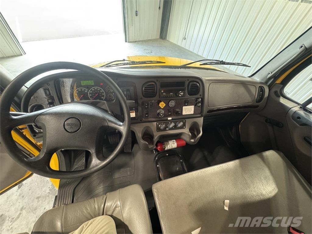 Freightliner M2 Furgons
