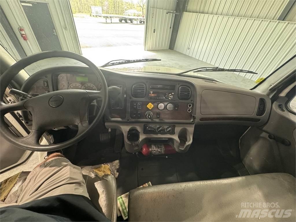 Freightliner M2 106 Platformas/izkraušana no sāniem