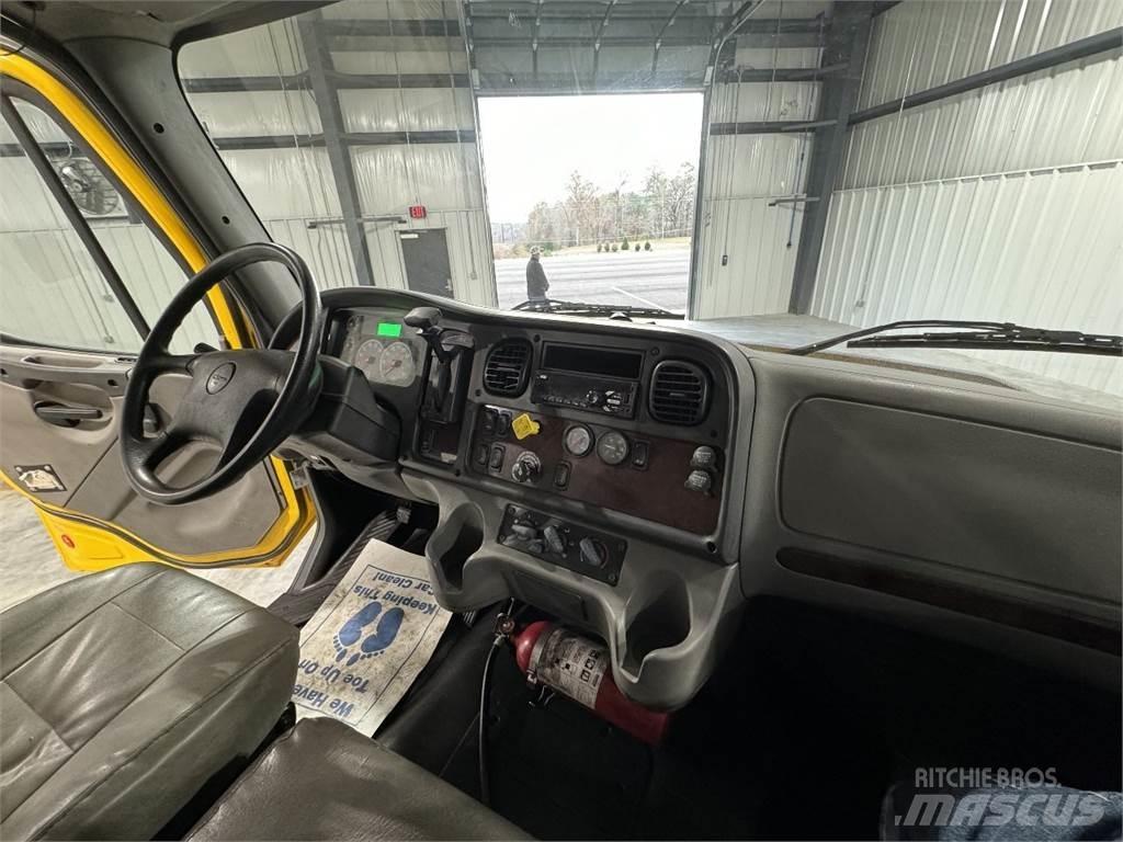 Freightliner M2106 Furgons