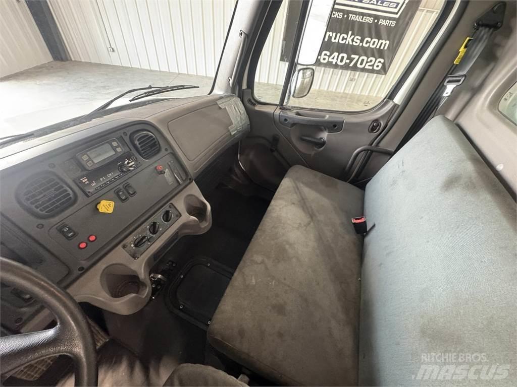 Freightliner M2106 Furgons