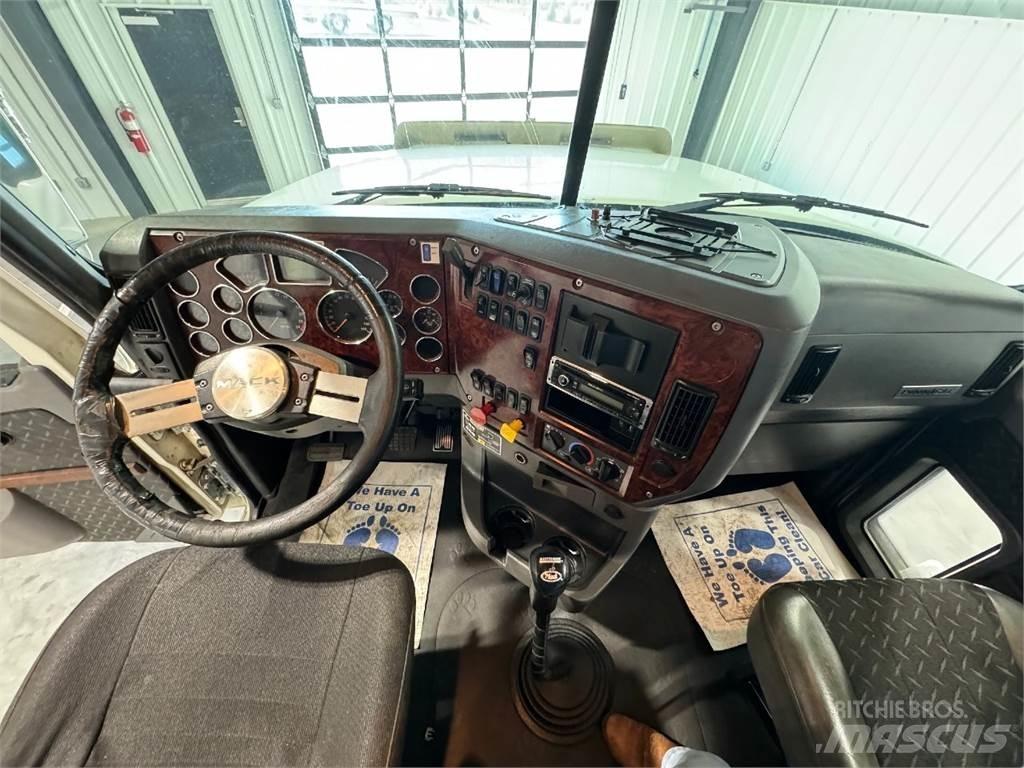Mack CHU613 Vilcēji
