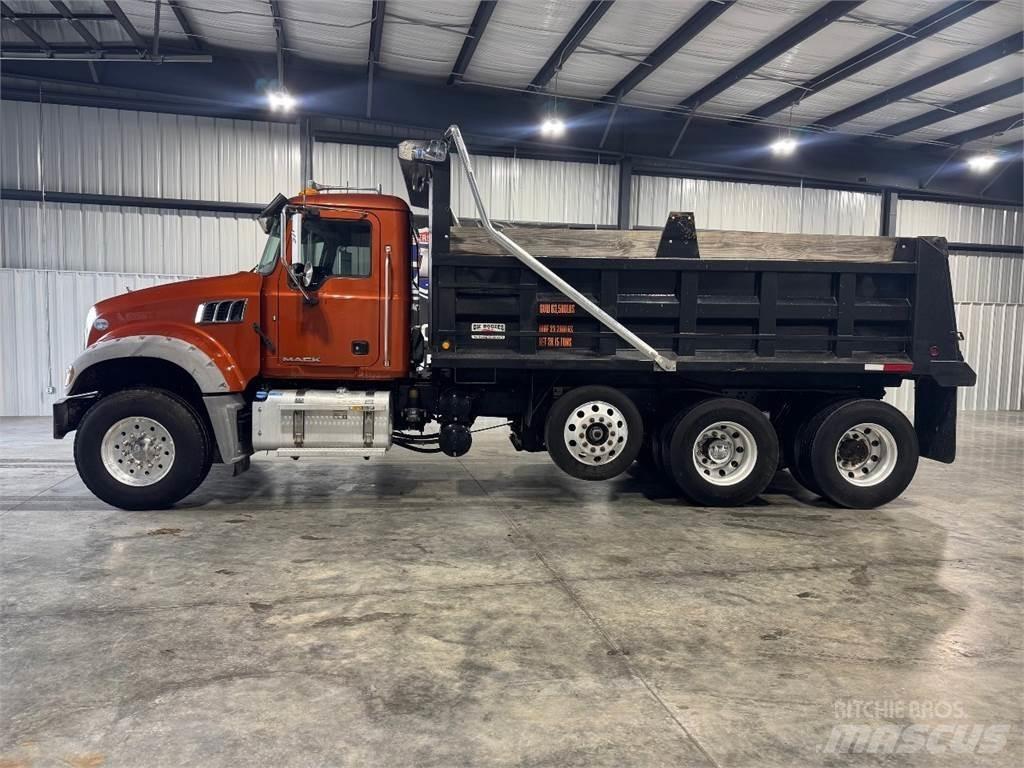 Mack GU433 Pašizgāzējs