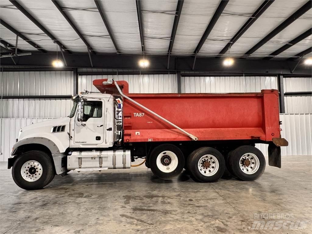 Mack GU713 Pašizgāzējs
