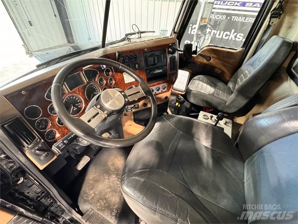 Mack GU713 Pašizgāzējs