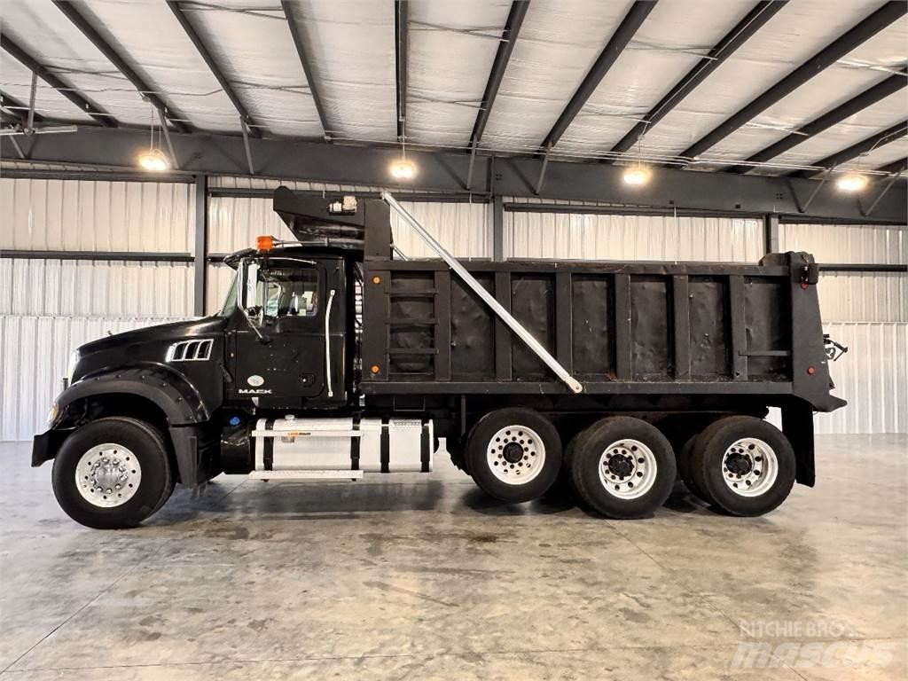 Mack GU713 Pašizgāzējs