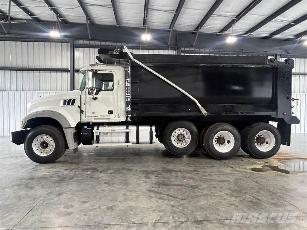 Mack GU713 Pašizgāzējs