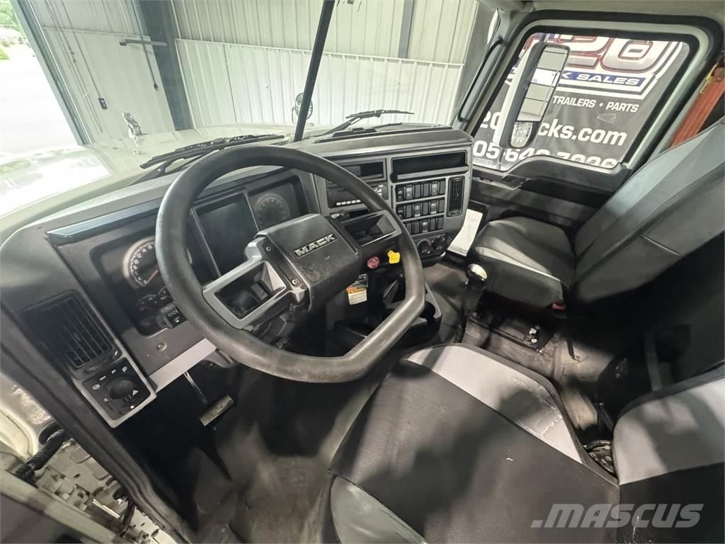 Mack Pinnacle Vilcēji