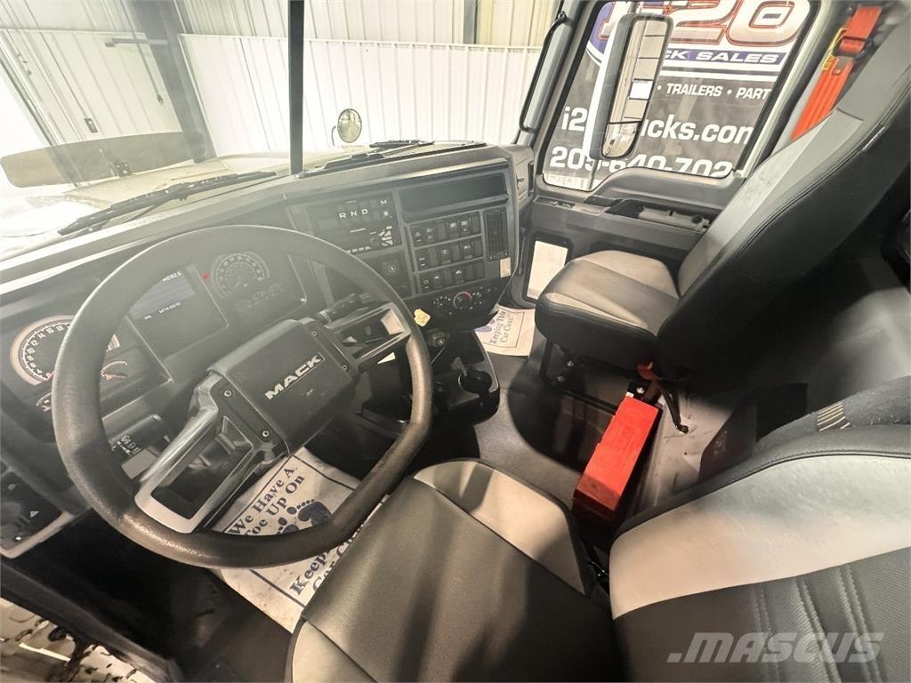 Mack Pinnacle Vilcēji