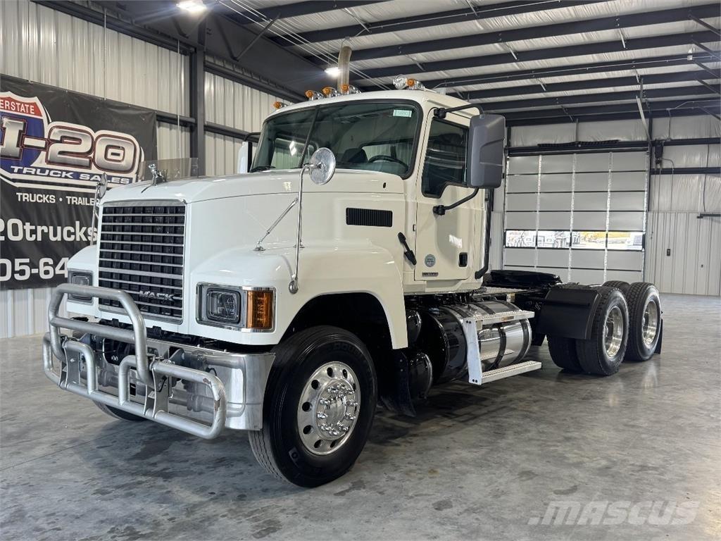 Mack Pinnacle Vilcēji