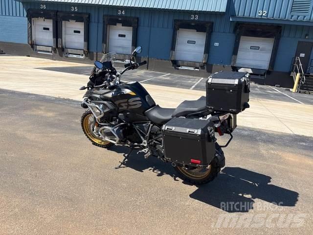 BMW R1250 Visurgājēji
