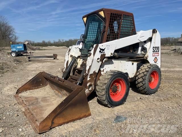 Bobcat S220 Lietoti riteņu kompaktiekrāvēji