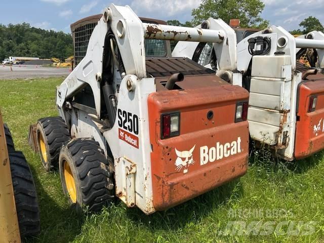 Bobcat S250 Lietoti riteņu kompaktiekrāvēji