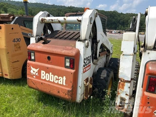 Bobcat S250 Lietoti riteņu kompaktiekrāvēji