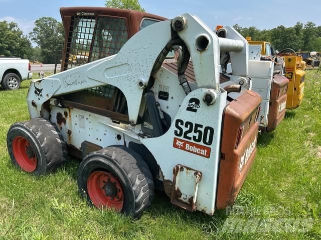 Bobcat S250 Lietoti riteņu kompaktiekrāvēji