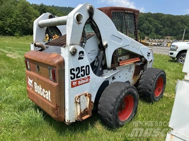 Bobcat S250 Lietoti riteņu kompaktiekrāvēji