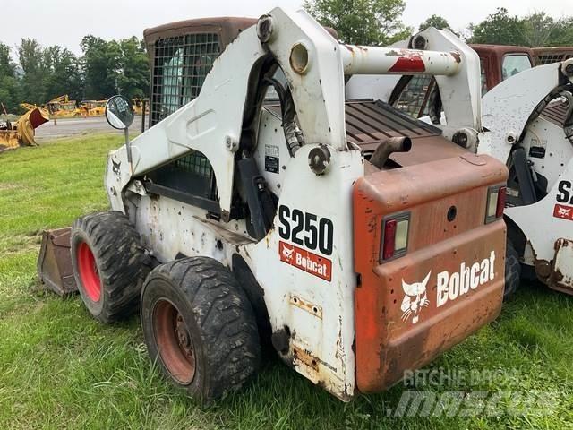 Bobcat S250 Lietoti riteņu kompaktiekrāvēji