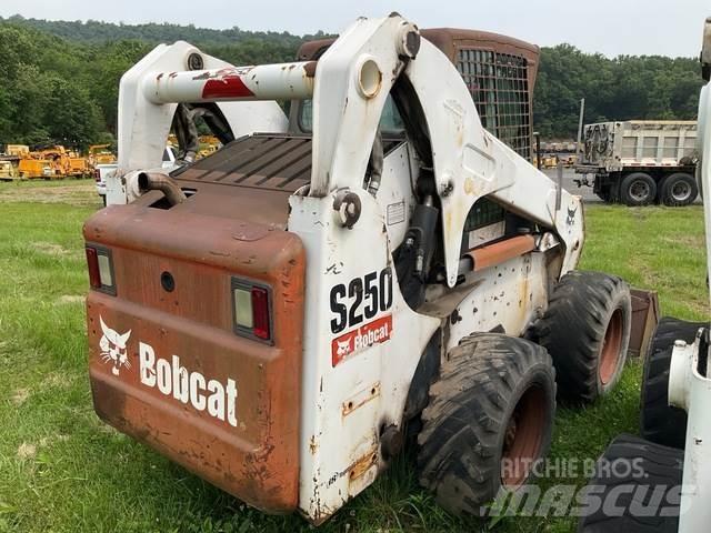 Bobcat S250 Lietoti riteņu kompaktiekrāvēji