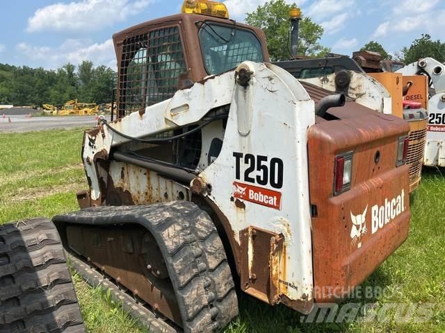 Bobcat T250 Lietoti riteņu kompaktiekrāvēji