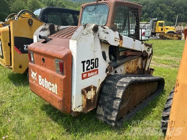 Bobcat T250 Lietoti riteņu kompaktiekrāvēji